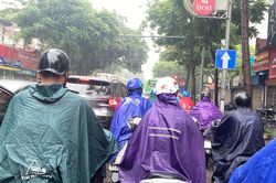 Mưa rào đúng giờ cao điểm, nhiều nút giao thông Hà Nội ùn ứ