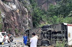 Nạn nhân kể phút ô tô chở du khách người nước ngoài bất ngờ lật trên đèo ở Khánh Hòa