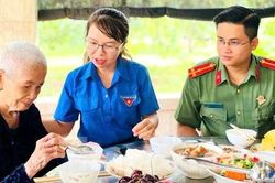 Đoàn viên thanh niên công an Bình Phước thăm mẹ Việt Nam Anh hùng