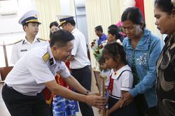 Vùng 2 Hải quân nhận đỡ đầu con ngư dân tại các tỉnh miền Tây
