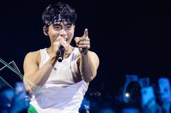 Người hâm mộ tiết lộ thái độ của MONO khi bị khán giả xô đẩy trong lúc chạy show