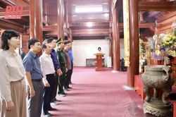 Phó Chủ tịch Thường trực HĐND tỉnh Lê Tiến Lam viếng nghĩa trang liệt sĩ quốc tế Việt - Lào tại tỉnh Nghệ An