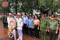 Trưởng Ban Nội chính Tỉnh ủy Nguyễn Ngọc Tiến viếng nghĩa trang liệt sĩ và thăm, tặng quà đối tượng chính sách huyện Mường Lát