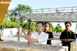 Bí thư Thành ủy Nguyễn Văn Quảng dâng hương các anh hùng liệt sĩ tại Quảng Trị