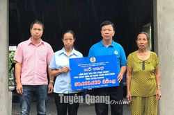Trao 50 triệu đồng hỗ trợ xây dựng nhà Mái ấm công đoàn