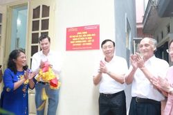 Quận Hai Bà Trưng thăm, tặng quà gia đình có công nhân dịp 27-7