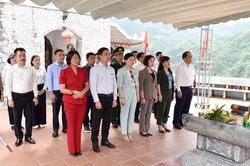 Đại biểu Quốc hội TP Hà Nội viếng Nghĩa trang liệt sĩ Quốc gia Vị Xuyên