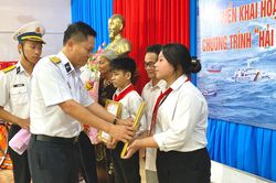Vùng 2 Hải quân triển khai hoạt động nhận đỡ đầu con ngư dân tại Trà Vinh