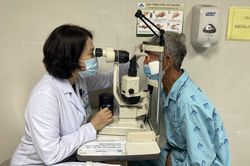 Bệnh viện Mắt TPHCM phẫu thuật Phaco miễn phí cho đối tượng chính sách