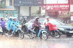 Thời tiết hôm nay nhiều khu vực có mưa rào và dông, nhiệt độ giảm