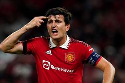 Wayne Rooney khuyên Harry Maguire rời Man United