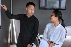 Cần chú ý gì khi yêu nơi công sở?