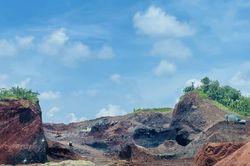 Mỏ đất phục vụ cao tốc Phan Thiết - Dầu Giây cao 30m nguy cơ sạt lở