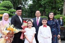 Thủ tướng Phạm Minh Chính và phu nhân chủ trì lễ đón Thủ tướng Malaysia