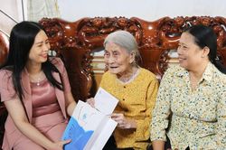 Đoàn công tác Hội LHPN Việt Nam thăm, tặng quà Mẹ Việt Nam Anh hùng, Mẹ liệt sĩ, gia đình chính sách tỉnh Kon Tum