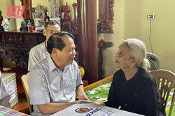 Trưởng Ban Tổ chức Tỉnh ủy Nguyễn Văn Hùng viếng Nghĩa trang liệt sĩ và thăm, tặng quà gia đình chính sách tại huyện Triệu Sơn
