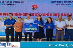Trao tặng công trình 'Ánh sáng đường quê' cho khu phố Phú Thị Đông