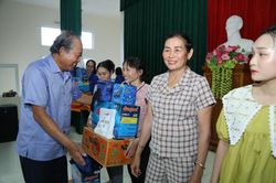Đồng hành 'Cùng ngư dân thắp sáng đèn trên biển'