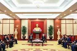 Tổng Bí thư Nguyễn Phú Trọng tiếp Thủ tướng Malaysia Anwar Ibrahim