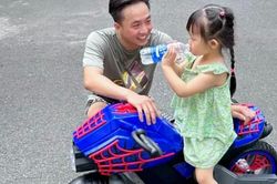 Con gái Cường đô la chạy moto điện 'cực ngầu'