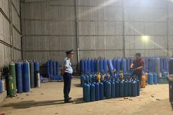 Tạm giữ trên 1,3 tấn 'khí cười' có dấu hiệu vi phạm