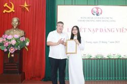 Quận Hai Bà Trưng đã có 7 học sinh được kết nạp vào Đảng
