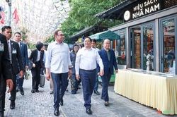 Thủ tướng Phạm Minh Chính và Thủ tướng Malaysia thăm phố sách Hà Nội