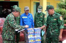 Chủ động đấu tranh với hoạt động mua bán, vận chuyển trái phép vũ khí, vật liệu nổ, công cụ hỗ trợ trên tuyến biên giới