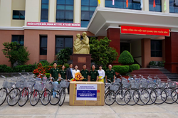 Tặng quà cán bộ, nhân dân đảo Trường Sa
