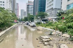 Đường giữa lòng Hà Nội 'nát như tương', người dân nơm nớp lo 'sập bẫy' khi mưa