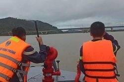 Đang chở mẹ trên cầu, nam thanh niên dừng lại rồi bất ngờ nhảy xuống sông tự tử