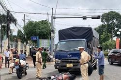 Dừng chờ đèn đỏ, người đàn ông 50 tuổi bị xe tải tông tử vong