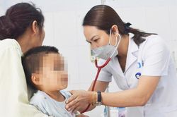 Bé 2 tuổi uống nhầm thuốc tẩy nốt ruồi
