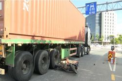 Va chạm với xe đầu kéo, hai vợ chồng tử vong tại chỗ