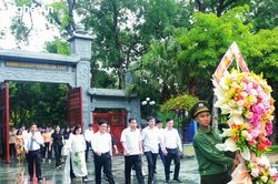 Đoàn đại biểu Ủy ban Tài chính - Ngân sách của Quốc hội dâng hương tưởng niệm Chủ tịch Hồ Chí Minh và các anh hùng liệt sĩ tại Nghệ An