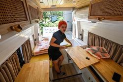 Giá nhà đắt đỏ, giới trẻ Trung Quốc chọn sống trong 'nhà xe'