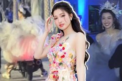 Diện váy cồng kềnh, Phương Nhi được hộ tống bằng xe máy lên sân khấu
