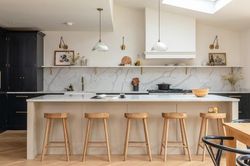 6 thứ không nên lưu trữ trên kệ mở nhà bếp