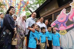 Thủ tướng Phạm Minh Chính cùng Thủ tướng Malaysia thăm phố sách Hà Nội