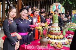 Độc đáo món bánh giày nhân vừng đen của đồng bào Tày