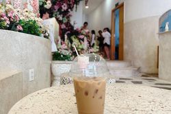 Lạc bước vào vườn hoa tại Vòm Coffee, thưởng thức ly cà phê đúng điệu