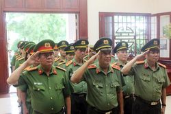 Đoàn công tác Cục Tổ chức cán bộ dâng hương tại Khu di tích Ban An ninh Khu IX