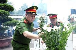 Cục Cảnh sát QLHC về TTXH dâng hương tại Khu di tích Ngã ba Đồng Lộc