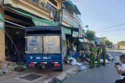 Xe tải lao vào nhà dân, 2 người tử vong