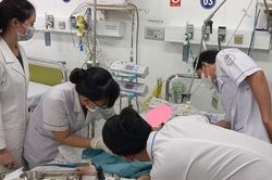 Chạy đua từng phút cứu bệnh nhân tay chân miệng nặng ở Khánh Hòa