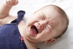 Trẻ sơ sinh khóc dai dẳng, khi nào cần đi khám?