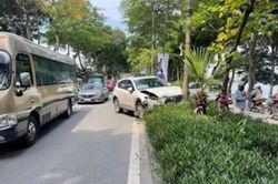 Ô tô Mazda lao vào gốc cây sau khi va chạm với nhiều phương tiện