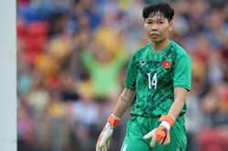 Kim Thanh đứng dậy từ cú vấp 2018, bị Huỳnh Như 'nhắc riêng' và trở thành người hùng bắt 11m của ĐT nữ Việt Nam