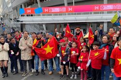 CĐV Việt Nam khuấy động bầu không khí, chờ đợi khoảnh khắc lịch sử của thầy trò HLV Mai Đức Chung