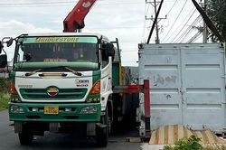 Điều khiển cần cẩu bất cẩn, điện giật làm 2 người thương vong